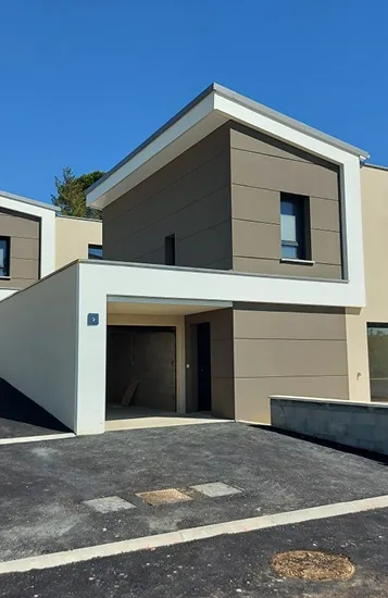 Maison moderne avec entrée