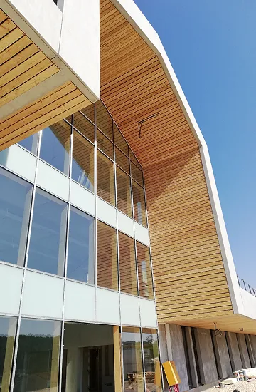 Façade bois avec grandes fenêtres