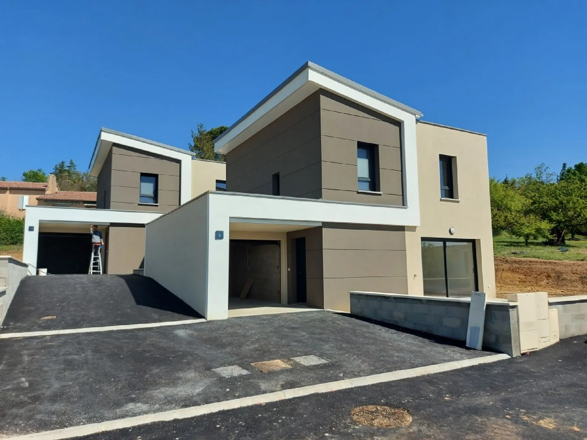 Maison moderne avec garage